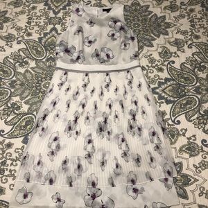 Gorgeous Banana Republic White Flower Dress